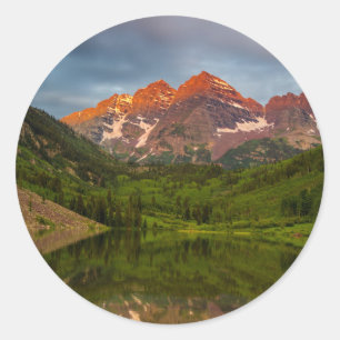 Maroon Bells spiegeln sich im ruhigen Maroon Lake Runder Aufkleber