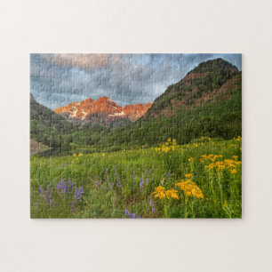 Maroon Bells spiegeln sich in den ruhigen Maroon L