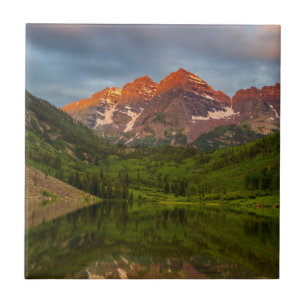 Maroon Bells spiegeln sich in den ruhigen Maroon L Fliese