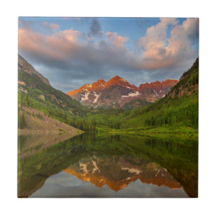 Maroon Bells spiegeln sich in den ruhigen Maroon L Fliese