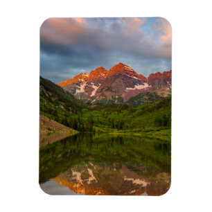 Maroon Bells spiegeln sich in den ruhigen Maroon L Magnet
