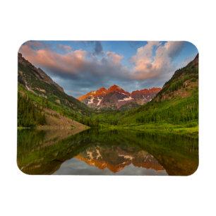Maroon Bells spiegeln sich in den ruhigen Maroon L Magnet