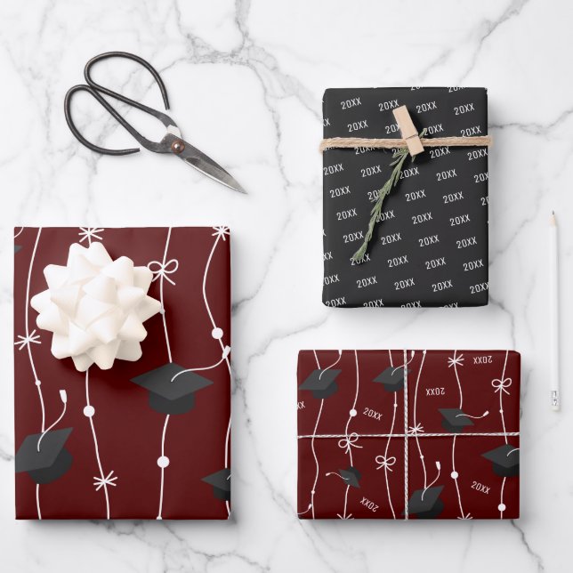Maroon & Black Graduation Cap Toss Wrapping Paper Geschenkpapier Set (Vorderseite)