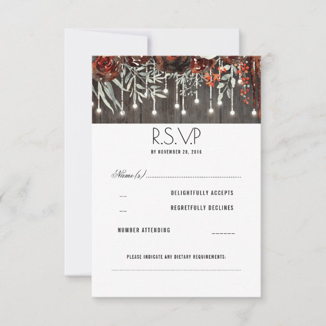 Maroon Blume Rustic String Lights Wedding RSVP Karte (Vorderseite)
