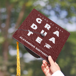 Maroon Bold GRADUATE Letters and Cap Abschluss