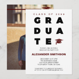 Maroon Bold GRADUATE Letters and Cap Abschluss Einladung