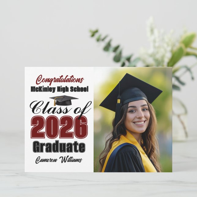 Maroon Class of 2026 Graduate Photo Graduation Ankündigung (Stehend Vorderseite)