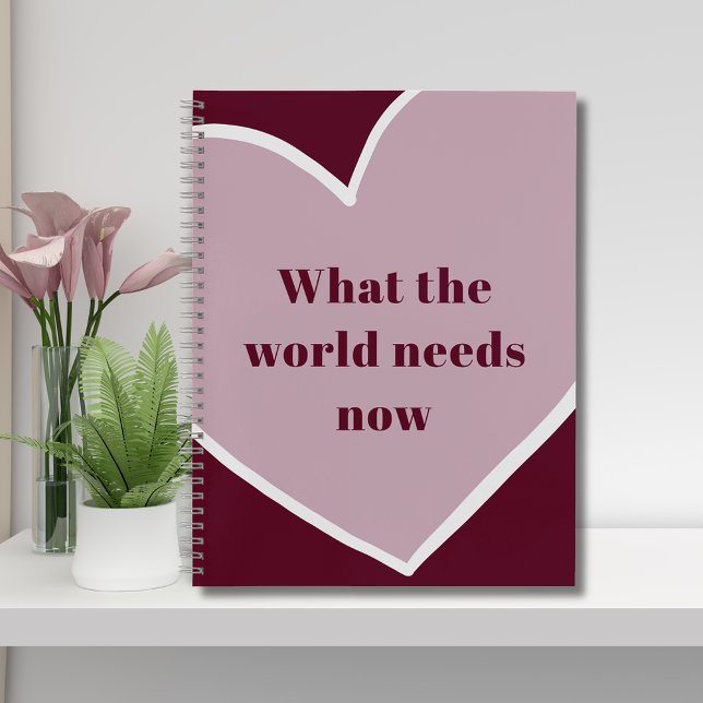 Maroon des Motivierend Zitats des rosa Herzens Notizbuch (Pink Heart Motivational Quote What the World Needs Now Maroon 8.5 x 11 Inch Notebook)