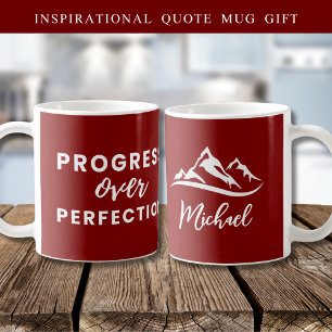 Maroon des personalisierten Fortschritts über den  Kaffeetasse