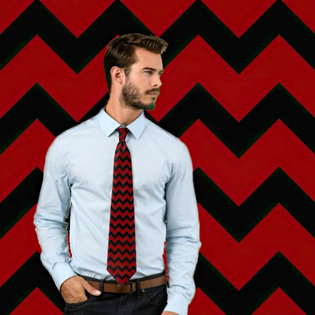 Maroon et noir Zig Zag Cravate à rayures (Man models a maroon and black chevron pattern tie. Background matches tie.)