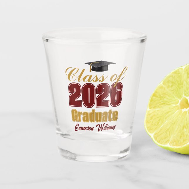 Maroon Gold Class of 2026 Custom Graduation Party Schnapsglas (Vorderseite)