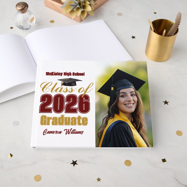 Maroon Gold Class of 2026 Graduation Photo Gästebuch (Vorderseite Offen)