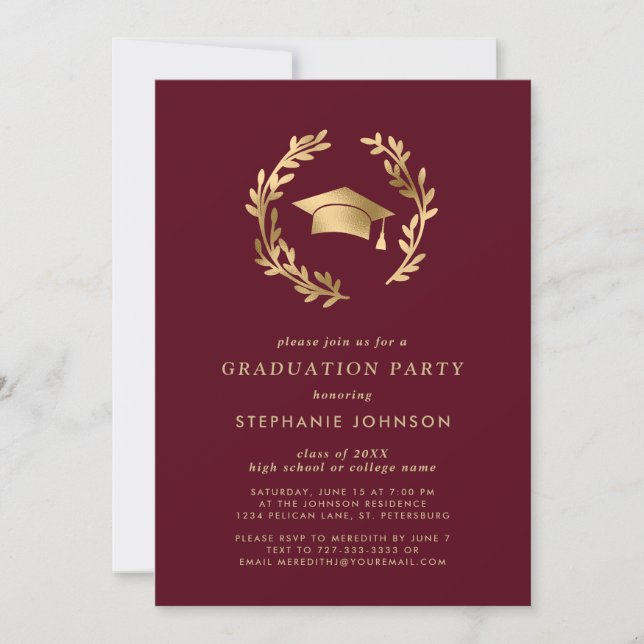 Maroon Gold Grad Cap Wreath Chic Graduation Party Einladung (Vorderseite)