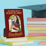 Maroon Gold Graduate Foto Arch 2023 Abschluss Fotoplatte<br><div class="desc">Diese moderne,  maßgeschneiderte Foto-Plakette für Senioren-Abschlussfeier mit Ihrem High School- oder Uni-Namen für die Klasse von 2023. Passen Sie mit Ihrem Namen unter dem schicken,  fett handgeschriebenen Skript und trendigen Bogen für ein großes personalisiertes Graduiertenpflegegeschenk an.</div>