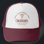 Maroon Gold Medical School Graduate Customizable Truckerkappe<br><div class="desc">Dieser Märchenschüler und goldene Abschluss der medizinischen Fakultät beherbergt eine moderne Typografie für eine Klasse von 2024 Absolventen. Passen Sie mit Ihrem geschlossen Jahr unter der Kadukus für große personalisierte Krankenschwester oder Arzt zu halten für einen geschlossen Arzt.</div>
