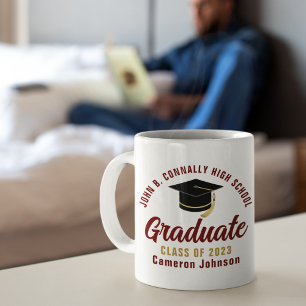 Maroon Gold Script Graduate Custom 2023 Abschluss Kaffeetasse