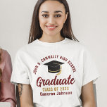 Maroon Gold Script Graduate Custom Abschluss T-Shirt<br><div class="desc">Diese modernen T - Shirt von Maroon und Gold-Schrift für Senior-Absolventen verfügen über Ihren High School- oder Uni-Namen für die Klasse von 2025. Passen Sie mit Ihrem geschlossen Jahr unter der schicken handgeschriebenen Drehbuch und schwarzen Graduiertenkappe für eine große personalisierte Abitur Party T.</div>