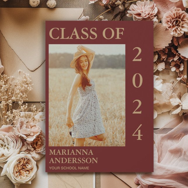 Maroon Gold Typografy Foto Grad Ankündigung (Burgundy and gold graduation photo announcement)