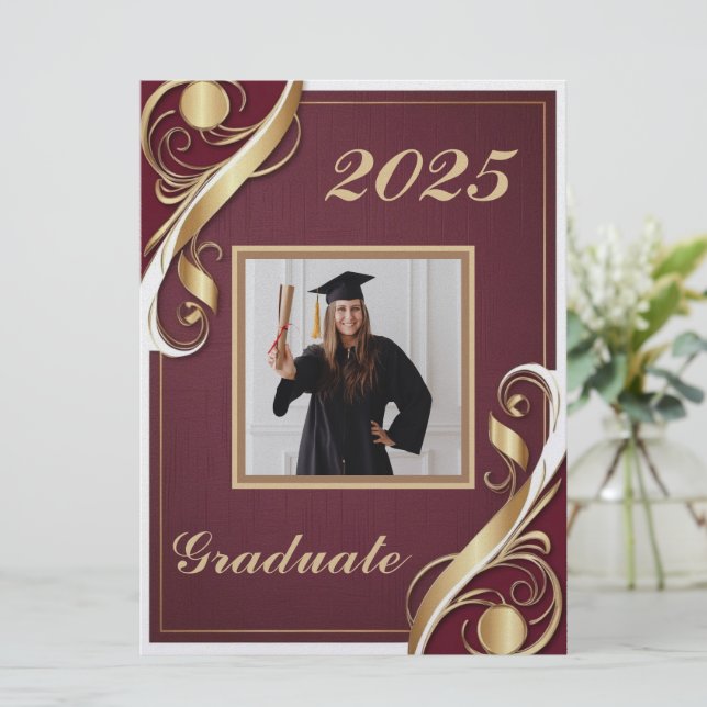 Maroon Gold White Abschluss 2025 Einladung (Stehend Vorderseite)