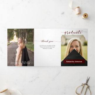 Maroon Graduate Script Modern Drei Foto Dreifach Gefaltete Einladung