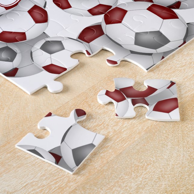 Maroon-Grauteam färbt Jungs-Fußball (Seite)