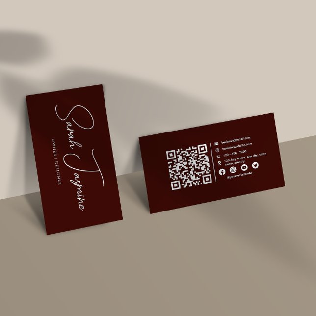 Maroon Minimalistisch Elegant Scannable Qrcode Visitenkarte (Von Creator hochgeladen)