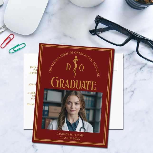 Maroon Osteopathic Medical School Graduate Foto Ankündigungspostkarte (Von Creator hochgeladen)