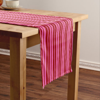 Maroon Red Pink Stripes Design  Kurzer Tischläufer