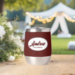 Maroon Stylized Name Wedding Trauzeuge<br><div class="desc">Gönnen Sie Ihrem Hochzeitsreisenden einen Trauzeuge mit diesem personalisierten Edelstahl-Edelstahlwascher, der in einem weißen, ovalen Design in einem stilisierten Drehbuch seinen Namen trägt. Hintergrundfarbe und Skript ist maroon. Personalisieren Sie Ihren Weinwäscher, indem Sie den Namen mit dem gewünschten Namen bearbeiten und ersetzen. Erhältlich in vielen beliebten Hochzeitsfarben.</div>