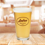 Maroon Stylized Name Wedding Trauzeuge Glas<br><div class="desc">Bierglas für den Trauzeuge,  der seinen Namen in einer trendigen Maronfarbe druckt,  stilisierte Schrift in einer ovalen Maronfarbengrenze mit dem Hochzeitstag. Personalisieren Sie Ihr Bierglas,  indem Sie den Namen und das Datum mit Ihrem eigenen ersetzen.</div>
