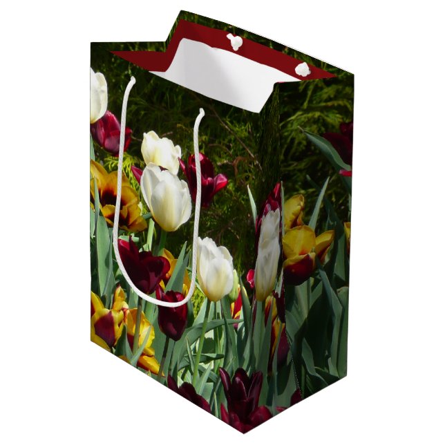 Maroon und Gelbe Tulips farbenfrohe Blumen Mittlere Geschenktüte (Vorderseite Schrägansicht)