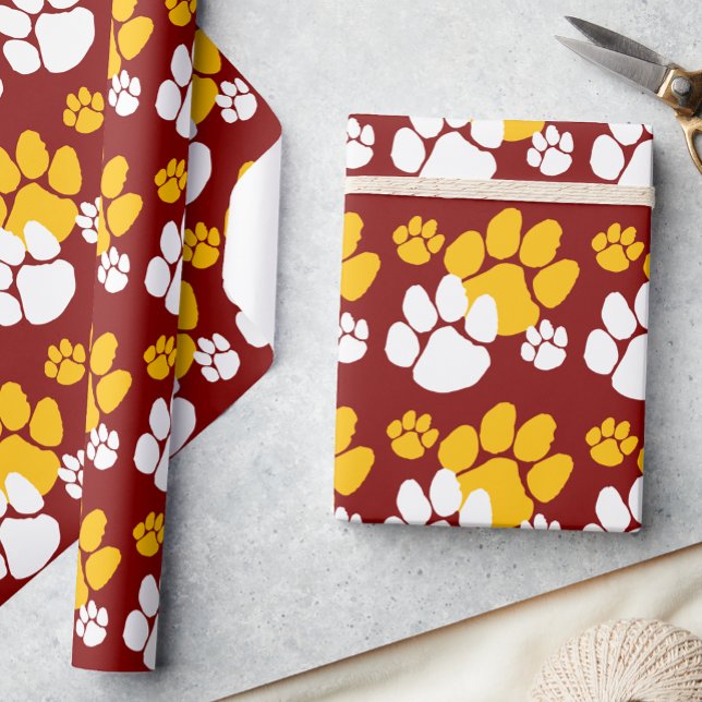 Maroon und Gold Pawprint Geschenkpapier (Von Creator hochgeladen)