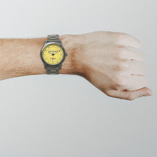 Marque commerciale jaune sur montre pour hommes