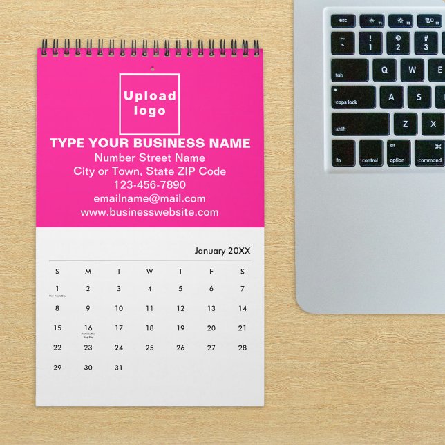 Marque commerciale rose sur le calendrier (Build brand name awareness. Pink business branding on calendar displayed on office desk.)