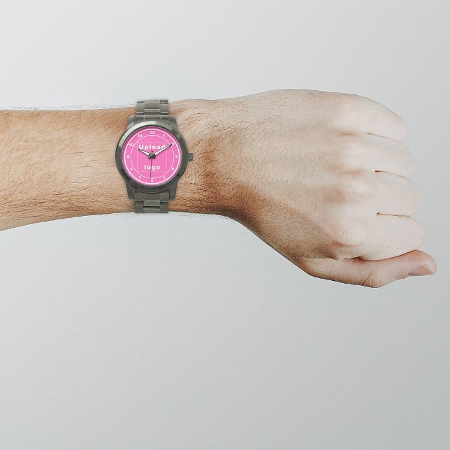Marque commerciale rose sur montre pour hommes (Your business logo with pink background on men's watch.)