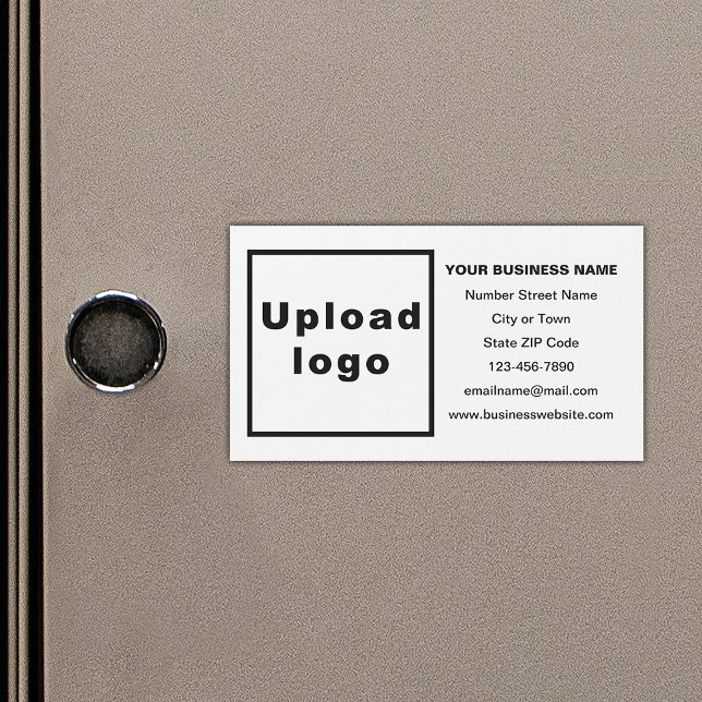 Marque commerciale sur carte magnétique blanche (Your business brand on small white rectangle magnetic card.)