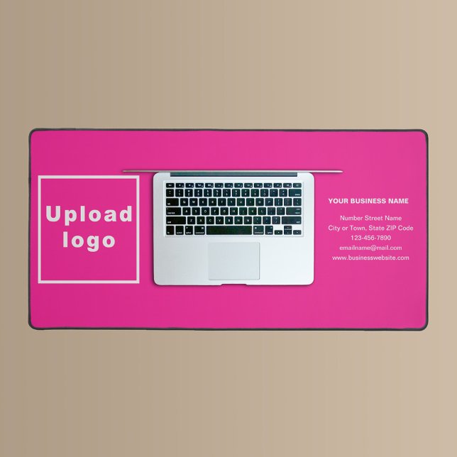 Marque d'affaires sur le tapis de bureau rose (Build brand name awareness. Your business brand on pink desk mat.)