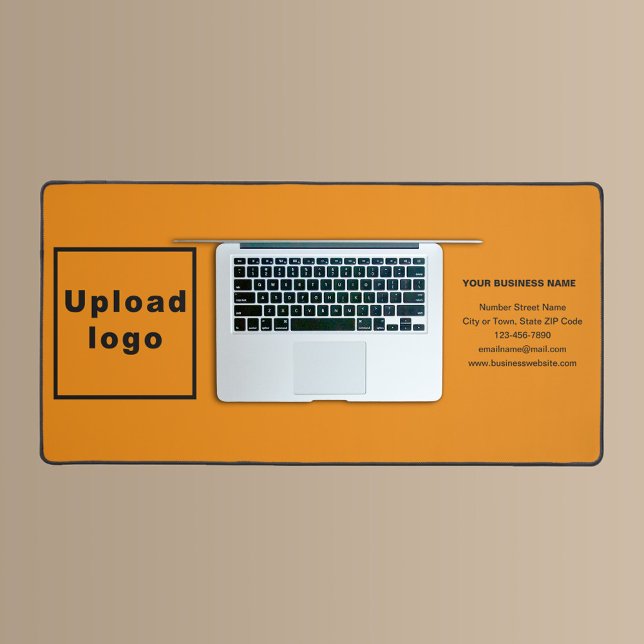 Marque d'affaires sur le tapis orange de bureau co (Build brand name awareness. Your business brand on orange color desk mat.)