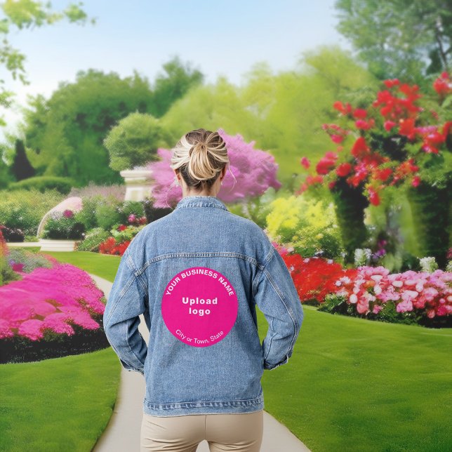 Marque ronde rose sur la veste Denim pour femmes (Pink round business brand on women's denim jacket.)