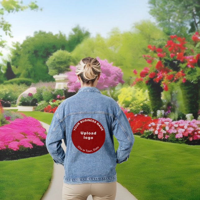 Marque rouge ronde d'affaires sur la veste Denim p (Red round business brand on women's denim jacket.)