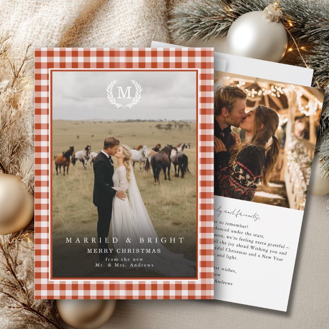"Married & Bright" Gingham Monogram Crest 2 Photo Dankeskarte ("Married & Bright" Gingham Monogram Crest 2 Photo Thank You Card)
