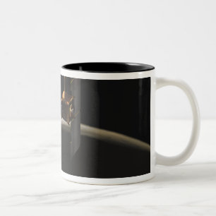 Mars-Odysseeraumfahrzeug über Marssonnenaufgang Zweifarbige Tasse