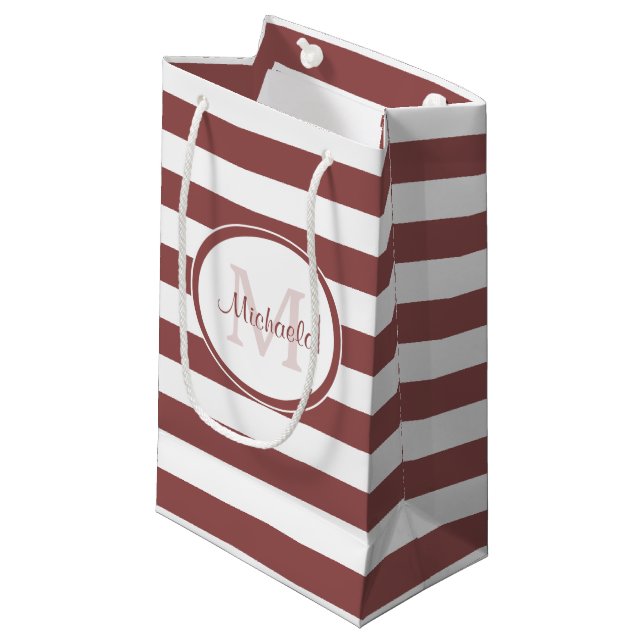 Marsala Roter Mit Monogramm Name und Streifenmuste Kleine Geschenktüte (Vorderseite Schrägansicht)
