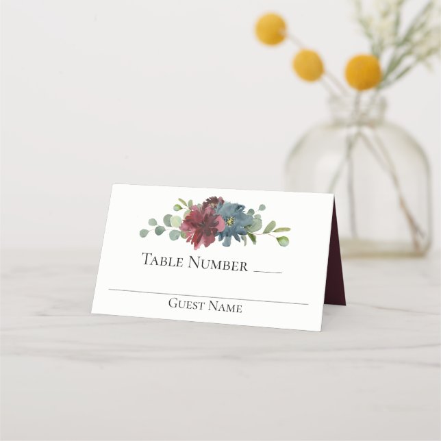 Marsala und Blue Watercolor Floral Wedding Platzkarte (Vorderseite)