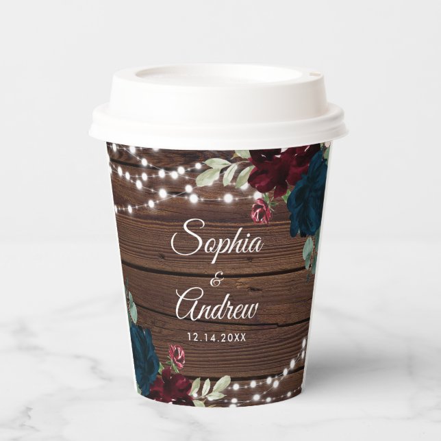 Marsala und Navy Rustic Wood Wedding Pappbecher (Vorderseite)