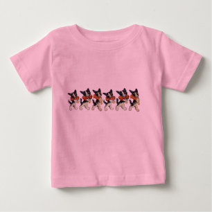 Marschierende Katzen Louis Wains - niedlicher Baby T-shirt