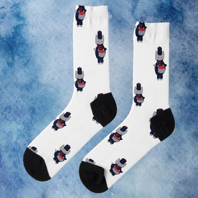 Marschkapelle Katzen-Trommler Navy Blau Rot Socken (A pair of socks featuring a gray cat wearing a navy blue & red marching band uniform.)