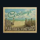 Martha's Vineyard Beach Vintage Travel Postkarte<br><div class="desc">Diese Grüße aus Martha's Weinberg Vintage Postkartendesign verfügt über einen Sandstrand mit einem schönen türkisfarbenen Meer und über dem Meer,  einen blauen Himmel mit billigen weißen Wolken. Im Vintage Reisen Stil.</div>