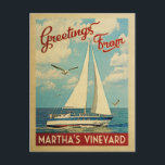 Martha's Vineyard Postcard Sailboat Vintage Reise Postkarte<br><div class="desc">Diese Grüße aus Martha's Weingarten Massachusetts Vintage Reise nautische Design verfügt über ein Boot auf dem Wasser mit Möwen und einen blauen Himmel gefüllt mit prächtigen puffigen weißen Wolken.</div>
