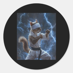 Martial Art Squirrel Tragend Karate Gi Blitze A Runder Aufkleber